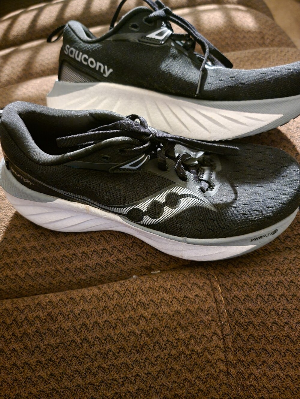 Saucony TRIUMPH 22 Women’s Black and White Athletic Running Shoes